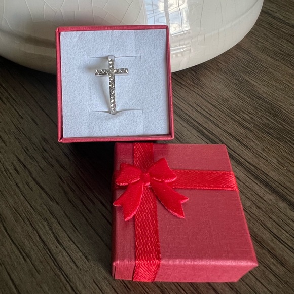 Gorgeous Cross Ring - Picture 3 of 8